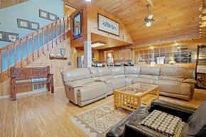 Creek Front Cottage in Pigeon Forge! cottage